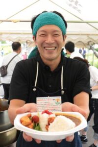 「信濃川のつばめぐみ」でお目見えした「横田切れカレー」、開発したレストハウス華苑の小越洋輔さん