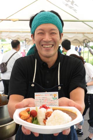 「信濃川のつばめぐみ」でお目見えした「横田切れカレー」、開発したレストハウス華苑の小越洋輔さん