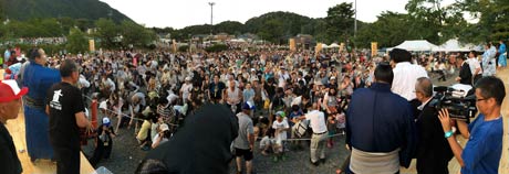1,500人もの人出でごった返す