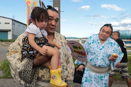 要望に応えて子どもを抱く日馬富士