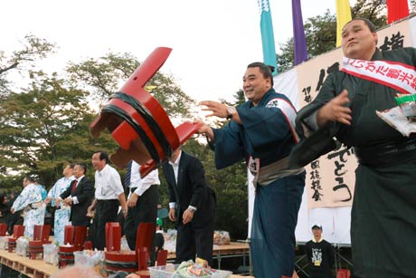 弥彦公園前駐車場でもちまき