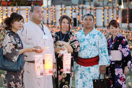 伊勢ヶ浜部屋の若手力士とスー女が交流