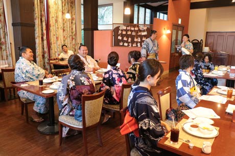 「レストラン ヴァイス」で力士の自己紹介からスタート