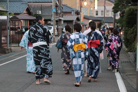一緒に作ったオリジナルエコちょうちんを手に弥彦温泉街を内藤オーク