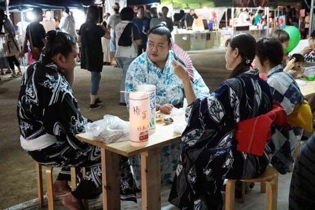 竹あかり会場で食事しながら会話が弾む
