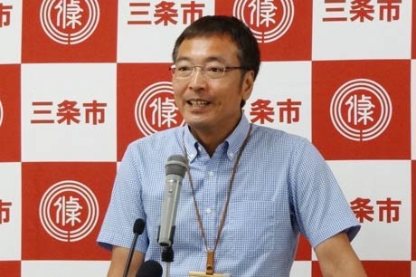 会見する国定市長