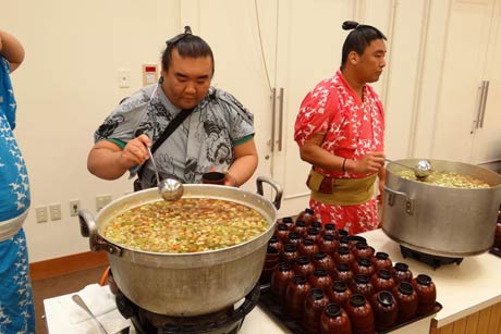 ちゃんこ鍋を用意する若手力士