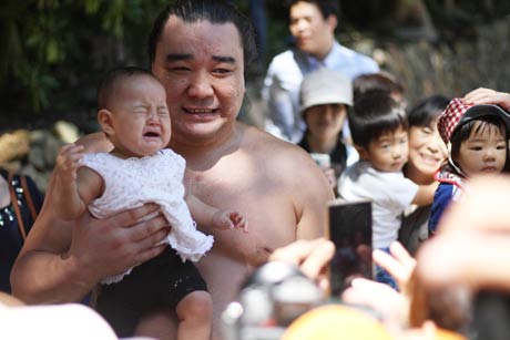 土俵から引き上げるときも要望に応えて赤ちゃんを抱っこする日馬富士