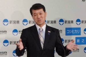記者会見する泉田知事