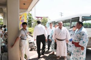 伊勢ヶ浜部屋の夏合宿が終わり弥彦村役場で見送り