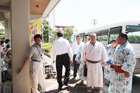 弥彦村役場へ別れのあいさつに立ち寄った伊勢ヶ浜部屋一行