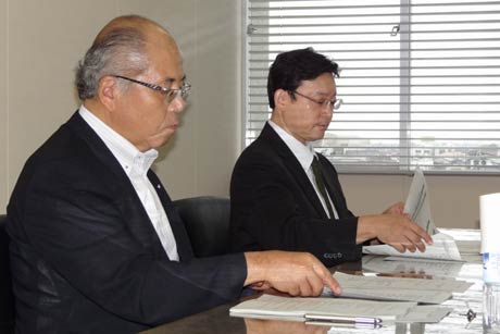  委員長に就いた長岡技科大・高橋勉教授(右)と副委員長に就いた兼古耕一三条商議所副会頭