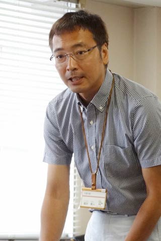  委員長に就いた長岡技科大・高橋勉教授(右)と副委員長に就いた兼古耕一三条商議所副会頭