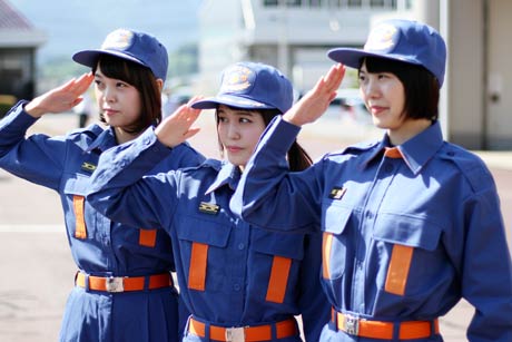 女性消防団を募集するポスター用の写真撮影で敬礼のポーズをとるNegicco