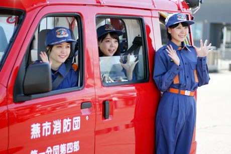 広報を行った消防団の小型ポンプ車を使って撮影