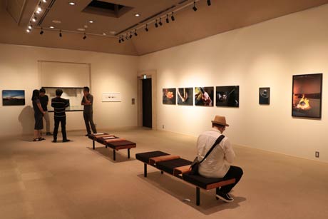 燕市産業史料館で開かれている渡辺一城写真展「鎚起銅器」