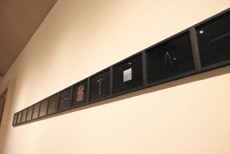 鎚起銅器の製作に使われる道具の写真17点をすき間なく並べた印象的に展示