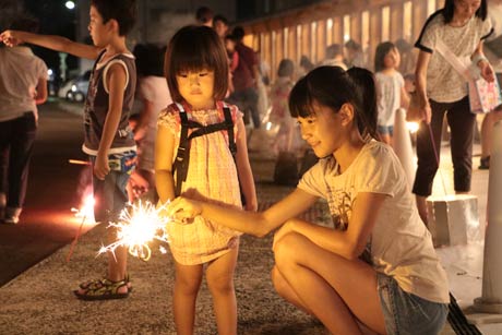 2日の「三条の小さな花火大会」のようす