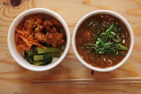  三条スパイス研究所の屋台メニュー「スパイスカレーうどん」(右)と「スパイスおかず」