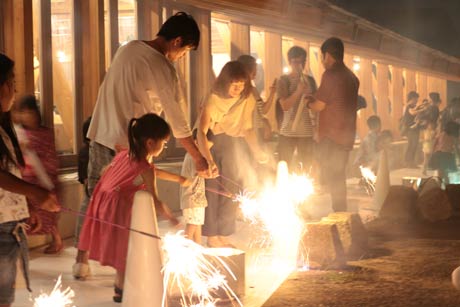  2日の「三条の小さな花火大会」のようす