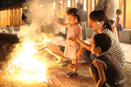  2日の「三条の小さな花火大会」のようす