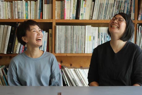  三条ものづくり学校で写真展「背中の景色」を開く阿部萌子さんとその三条の友人のイカラシチエ子さん