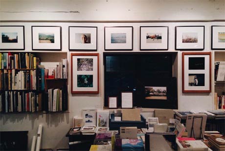  阿部さんが過去に開いた写真展「背中の景色」のようす