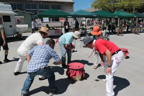 東京からベーゴマの達人の来場してベーゴマで競う