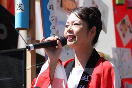 生唄でよさこい踊りの披露