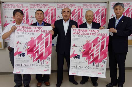 記者会見の出席者で記念撮影