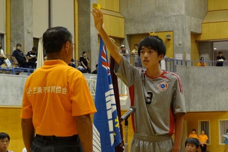選手宣誓を行う三条市サッカー協会の鈴木洸星選手＝中学2年・県央FC＝