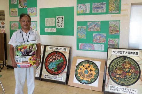 10、11日と一般公開する燕市下水終末処理場に展示する市内のマンホールとマンホールの拓本の絵手紙、来場者にプレゼントする汚泥から作った肥料