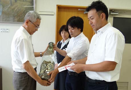 左から三条市社会福祉協議会の小林東一事務局長、「いい湯らてい」の斉藤支配人、料理課の松平さん、佐野企画担当部長