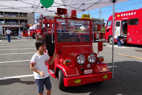 ミニ消防車「まもるくん」と記念撮影