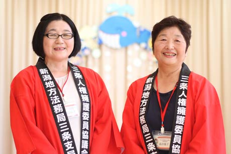 人権擁護委員を退任する星野昭子さん(左)と森井優子さん