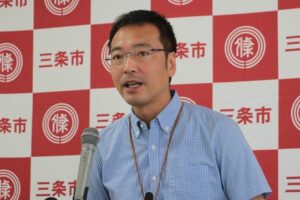 記者会見を行う国定三条市長