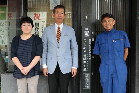 除幕した標柱と柄沢さん夫婦、平山教授
