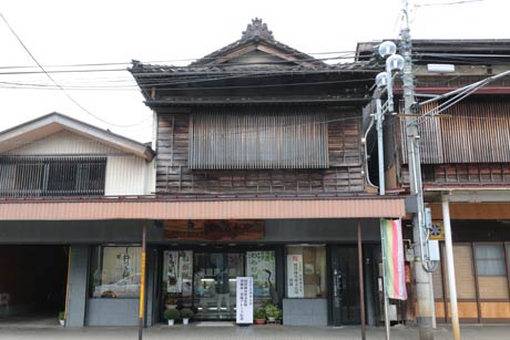 中央が国登録有形文化財に登録された「つるがや店舗兼主屋」、そ左隣りの建物は明治時代の建築