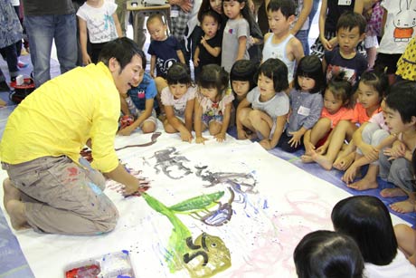 子どもたちと会話しながら描いてみせるはたさん