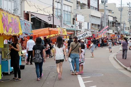 戸隠神社の秋季大祭で大通りに並んだ露店