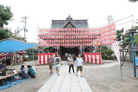 戸隠神社拝殿前に飾った献灯ちょうちん