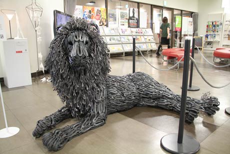 燕三条Wiungの燕三条ブランキングアート展に展示されている諏訪田製作所の「獅子」