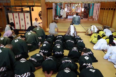 八幡宮拝殿で神事から