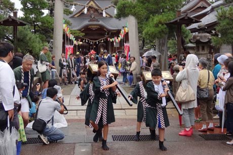 行列が八幡宮を出発