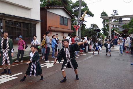 かけ声を響かせながら進むやっこ