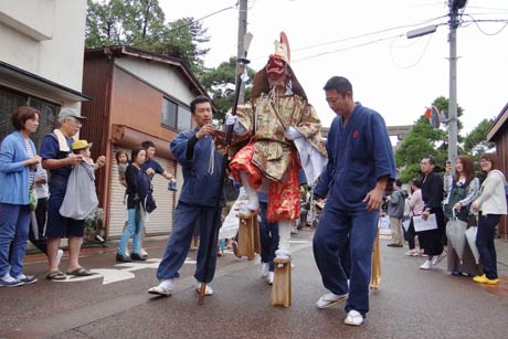 八幡宮を出る天狗