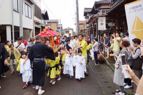 沿道に見物客