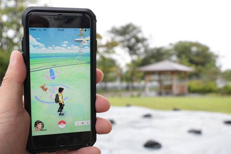 22日の「ツバメルシェ in 燕市交通公園」は「あずまや」の’ポケストップでずっとルアーモジュールを使ってこんな感じに
