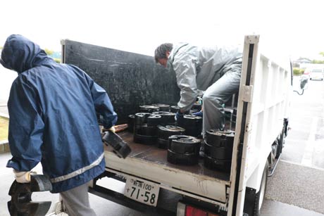 燕市交通公園にテントの重りを搬入する燕市職員