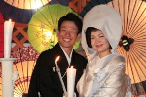 雨の中でも幻想的で厳粛にあかりの結婚式